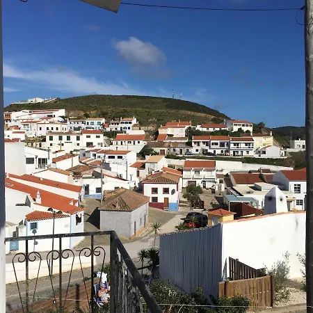 Carrapateira Lodge بيت ضيافة *